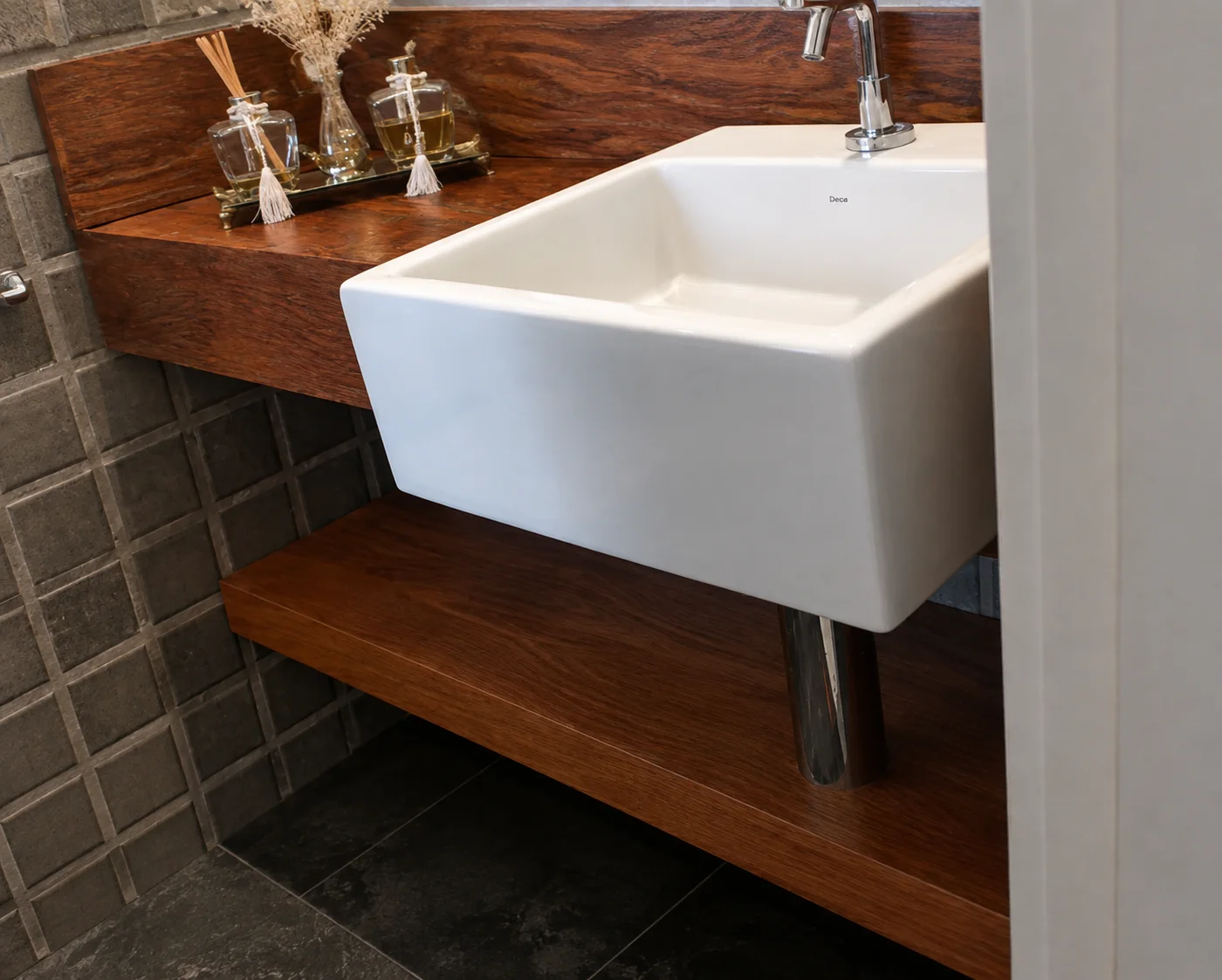 Bancada de lavabo executada em madeira